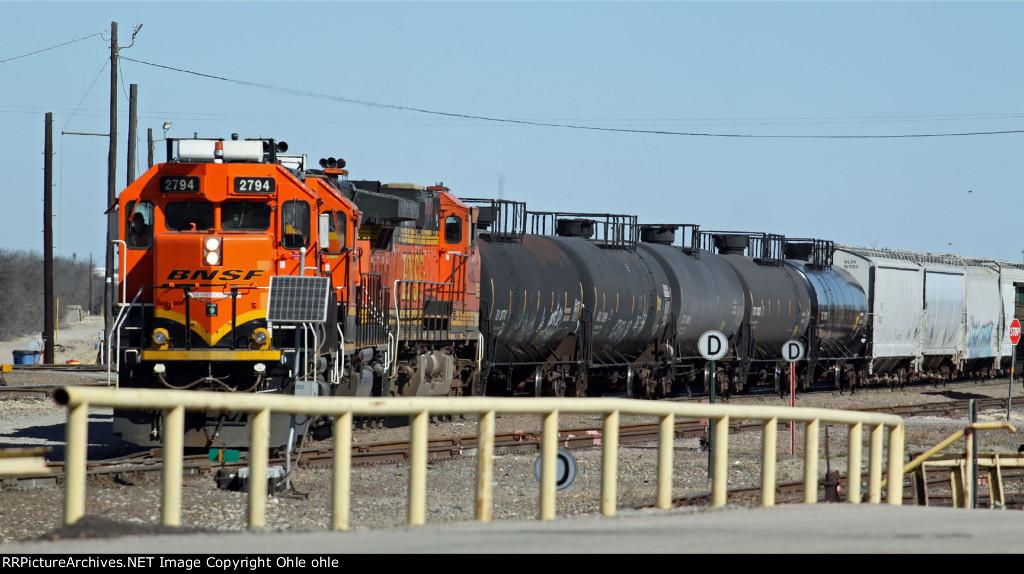 BNSF 2794 assembles cars in Temple, Texas